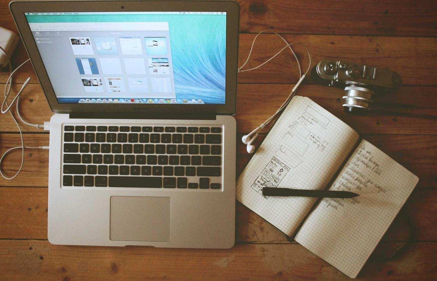 Laptop en werkmateriaal voor websiteoptimalisatie